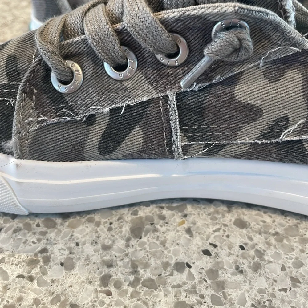 Blowfish Malibu Slip On Sneakers Size 8 Women's Shoes,Camo w Laces. NWOT